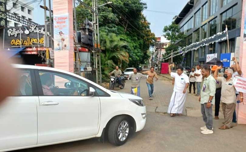 മാർ പാംപ്ലാനിക്ക് നേരെ കരിങ്കൊടി പ്രതിക്ഷേധം