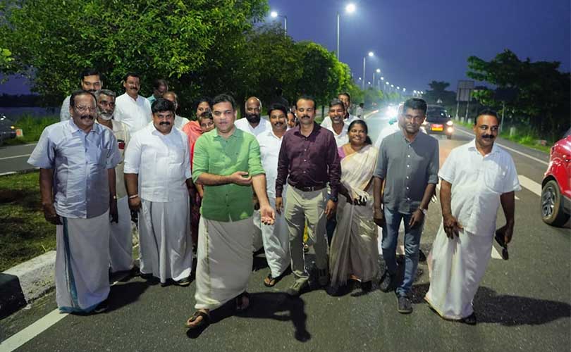 കണ്ടെയ്നർ റോഡിലെ തെരുവുവിളക്കുകൾ,ഹൈബി ഈഡൻ എം.പി. സ്വിച്ച് ഓൺ കർമ്മം നിർവ്വഹിച്ചു.