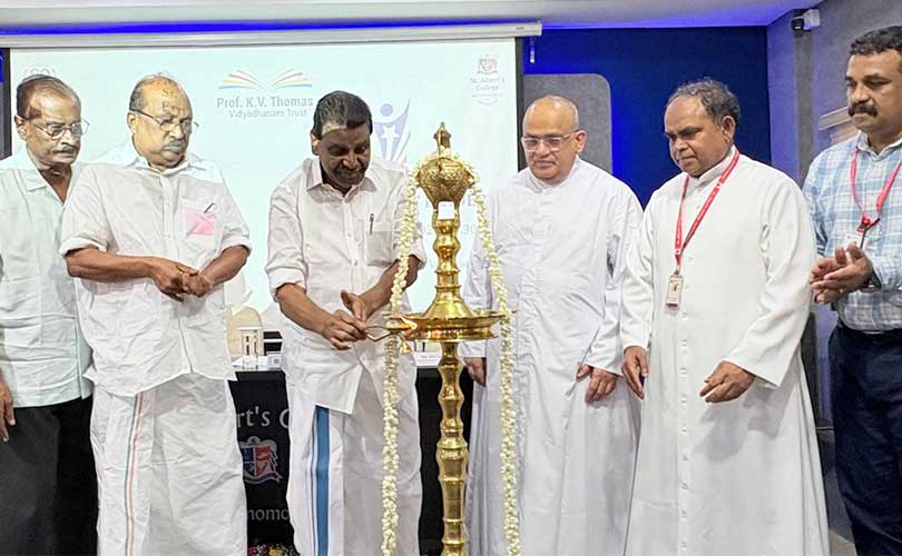 മീ​റ്റ്​ ദി ​േ​ഗ്ര​റ്റ്​ ലീ​ഡേ​ഴ്​​സ്​ പ്രോ​ഗ്രാം നി​യ​മ​സ​ഭാ ഹാ​ളാ​യി മാ​റി