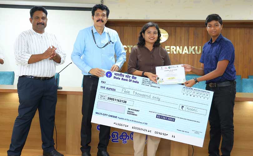 നശാ മുക്ത ഭാരത് അഭിയാൻ വിജയികൾക്ക് ജില്ലാ കളക്ടർ സമ്മാനങ്ങൾ വിതരണം ചെയ്തു 