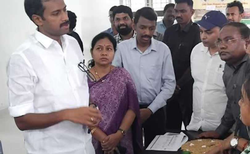 മന്ത്രി അനൂപ് ജേക്കബും സംഘവും ആന്ധ്ര ഭക്ഷ്യമന്ത്രിയുമായി  ചര്‍ച്ച നടത്തി .പൊതുവിതരണ, നെല്ല്‌സംഭരണത്തില്‍ മികച്ച മാതൃകകള്‍ വിലയിരുത്തി മന്ത്രി അനൂപ് ജേക്കബ് 

