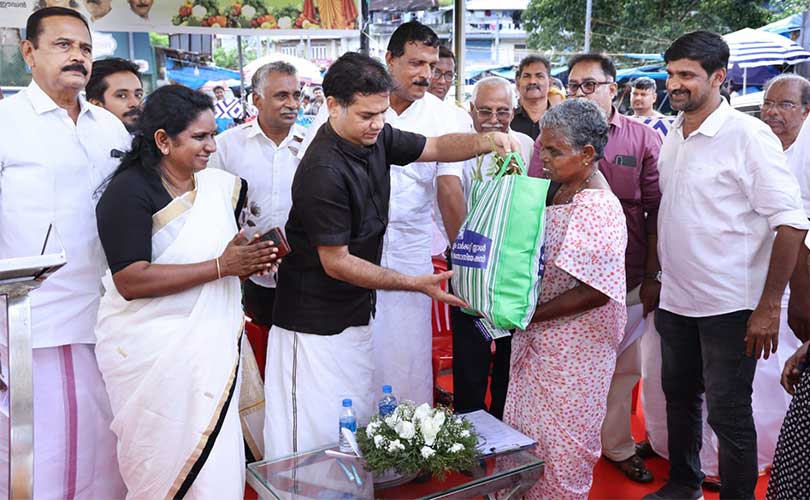 എറണാകുളം മാർക്കറ്റ് സ്റ്റാൾ ഓണേഴ്സ് അസോസിയേഷന്റെ പച്ചക്കറി കിറ്റ് വിതരണം
നടത്തി