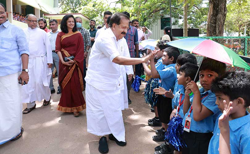 അഴിമതിക്ക് എതിരെ വിജിലൻസ് വിസിൽ മുഴക്കി രമേശ് ചെന്നിത്തലയും നിവിൻ പോളിയും