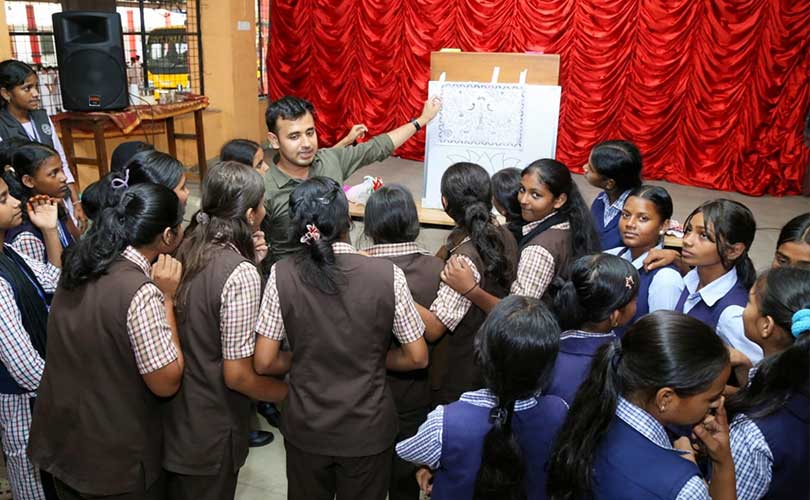 റോഷ്നി പദ്ധതി അതിഥി വിദ്യാർത്ഥികൾക്ക് മധുബനി പരിശീലനം നൽകി 
