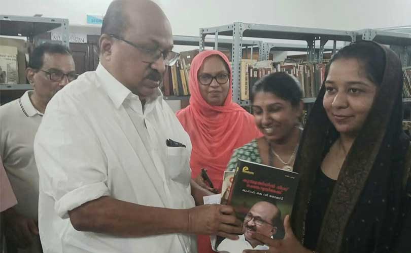 പനയപ്പള്ളി ലൈബ്രറിക്ക് പ്രൊഫ. കെ.വി തോമസ് പുസ്തകങ്ങൾ കൈമാറി