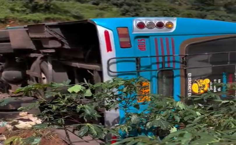 മുണ്ടക്കയം ചിറ്റടി ഇടക്കുന്നം റോഡിൽ സ്വകാര്യ ബസ് മറിഞ്ഞ് അപകടം.