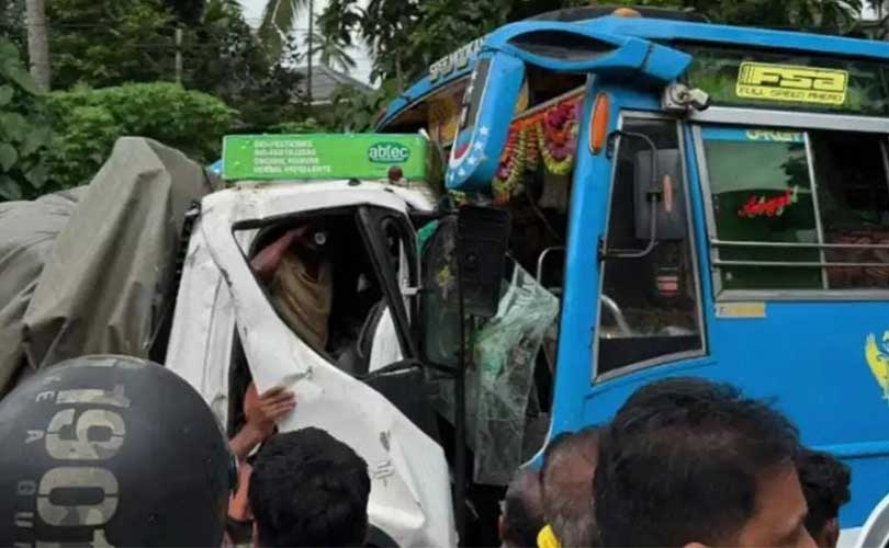 കുറ്റ്യാടിയിൽ സ്വകാര്യ ബസ്സും ലോറിയും കൂട്ടിയിടിച്ച് അപകടം മുപ്പത് പേർക്ക് പരിക്ക് 