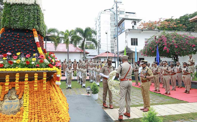 വീരചരമം പ്രാപിച്ച പോലീസുദ്യോഗസ്ഥർക്ക് ആദരാഞ്ജലികൾ അർപ്പിച്ചു.