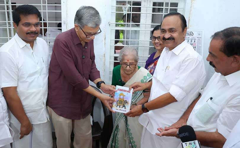ഡോ. എം. ലീലാവതി രചിച്ച ഭാരതാലോകം മുഖ്യമന്ത്രി പ്രകാശനം ചെയ്തു 