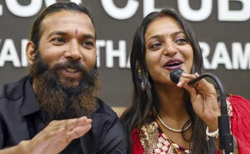 കുംഭമേള വൈറല്‍ താരത്തിന് തിരിച്ചടി. പെണ്‍കുട്ടിക്കും ഭർത്താവിനും നല്‍കിയിരുന്ന പൊലീസ് സംരക്ഷണം ഹൈക്കോടതി നീക്കി