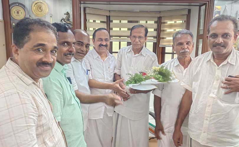 നൂറ് ദിനങ്ങളിലായി നടത്തിയ ജനക്ഷേമപ്രവർത്തന ങ്ങൾക്ക് അഭിനന്ദനങ്ങളുമായിമുഖ്യമന്ത്രിയെ സന്ദർശിച്ച് മഞ്ഞപ്രയിലെ കോൺഗ്രസ് 