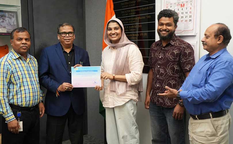 മെട്രോ യാത്രയ്ക്കിടെ ഹൃദയാഘാതം സംഭവിച്ച യാത്രികന് തുണയായി ഡോക്ടറുടെ സമയോചിതമായ ഇടപെടല്‍ ഡോ. സബാഹ ഷബ്‌നത്തിന് ആദരം