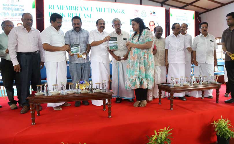 വേമ്പനാട് കായലിനെക്കുറിച്ചുള്ള ആധികാരിക പഠനഗ്രന്ഥം ഭാവിതലമുറകൾക്കുള്ള സംഭാവന മുഖ്യമന്ത്രി