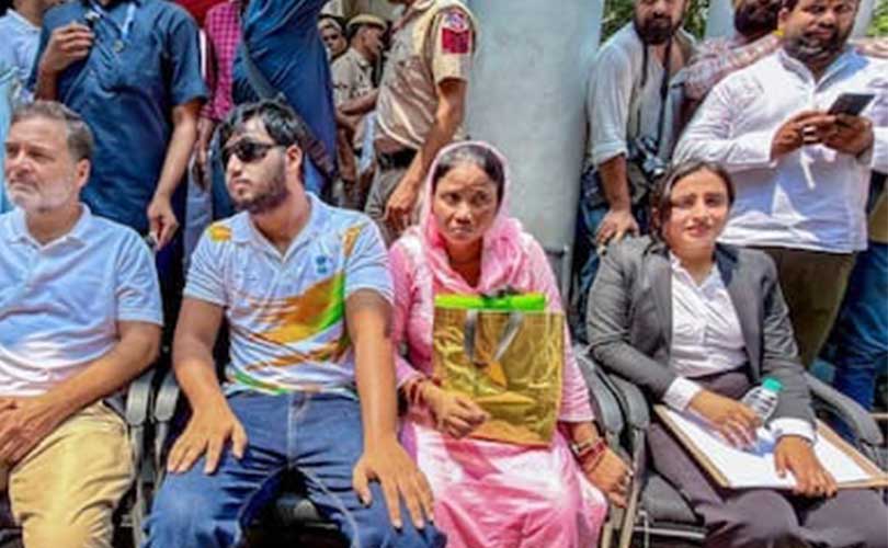 രാഹുൽ ​ഗാന്ധിയുടെ മിന്നൽ സമരം ഫലം കണ്ടു പെല്ലറ്റ് ആക്രമണത്തിൽ പൊലീസ് കേസെടുക്കും വകുപ്പുകൾ പിന്നീട് ചേർക്കും