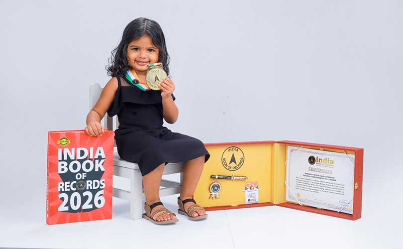 ഇന്റർനാഷണൽ ബുക്ക് ഓഫ് റെക്കോർഡ്സിലും ഇന്ത്യ ബുക്ക് ഓഫ് റെക്കോർഡ്സിലും നടന്നുകയറി രണ്ടര വയസ്സുകാരി ലക്ഷ്മി കൃഷ്ണ യഷ്വാൻ