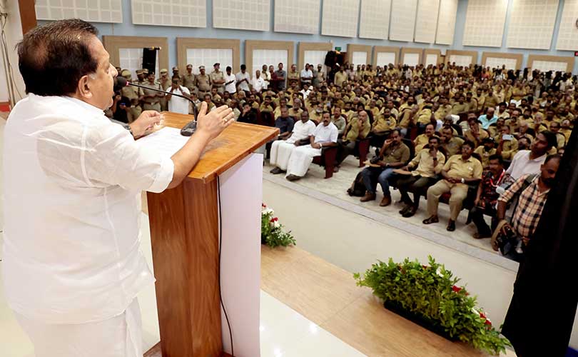 ലഹരിക്കെതിരെ ശക്തരായ പ്രചാരകരാകാൻ ഓട്ടോറിക്ഷ തൊഴിലാളികൾക്ക് കഴിയും
മന്ത്രി രമേശ് ചെന്നിത്തല.

