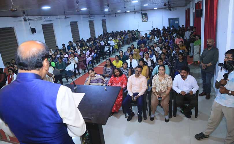 വിദ്യാര്‍ത്ഥികളുമായി സംവദിച്ച് വി പി നന്ദകുമാര്‍