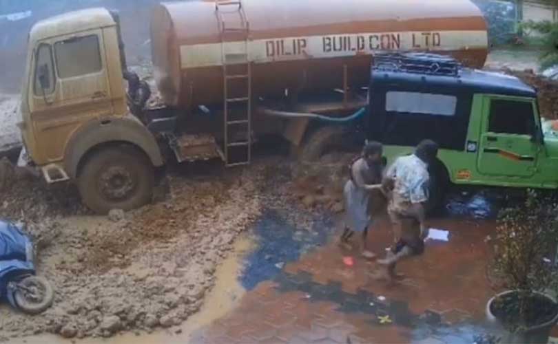 ഒലിച്ചുവന്ന ലോറിക്കടിയിൽ നിന്ന് രക്ഷപ്പെട്ടത് ഞങ്ങളാണ് ഞെട്ടൽ മാറാതെ പാൽരാജും ഭാര്യയും 