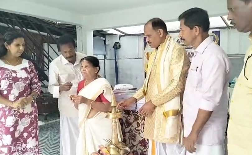 വിദ്യാധരൻ മെമ്മോറിയൽ ട്രസ്റ്റിന്റെ ആഭിമുഖ്യത്തിൽ പഠനോപകരണം വിതരണം ചെയ്തു.
