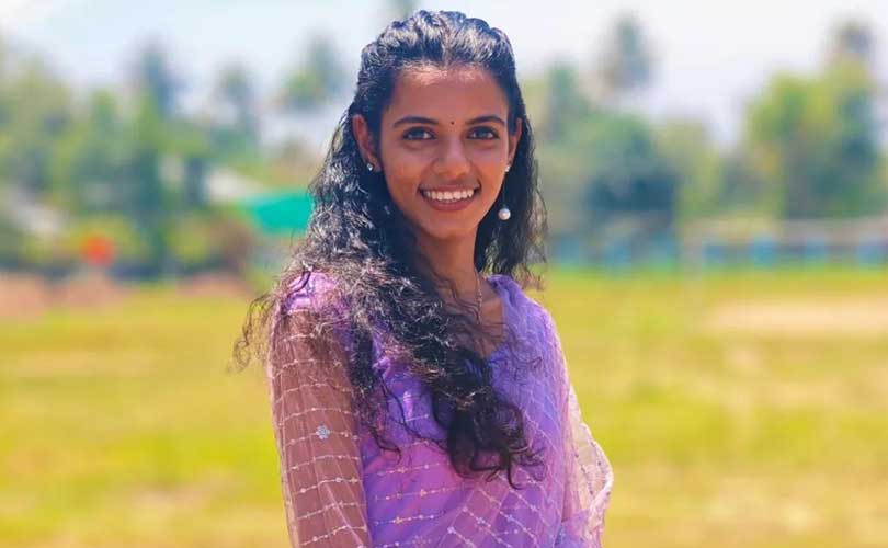 ഓട്ടോ ടാക്സി  വൈദ്യുതി പോസ്റ്റിലിടിച്ച് മറിഞ്ഞ് യാത്രക്കാരിയായ  പെൺകുട്ടി മരിച്ചു .