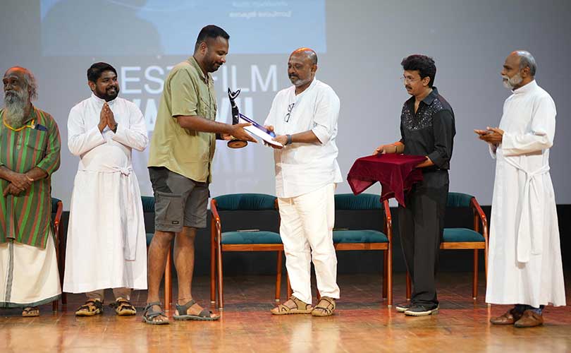 ചാവറ നാഷണൽ  ഷോർട്ട് ഫിലിം ഫെസ്റ്റിവൽ അവാർഡ്  മികച്ച ചിത്രം വരവ് .