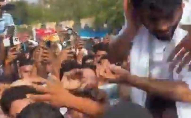 കൊക്രോച്ച്‌ ജനതാ പാർട്ടി സ്ഥാപകനായ അഭിജിത് ദീപ്കെയ്ക്ക് നേരെ രാജസ്ഥാനിലെ ജയ്പൂരില്‍ വെച്ച്‌ പരസ്യമായി കടുത്ത ആക്രമണം