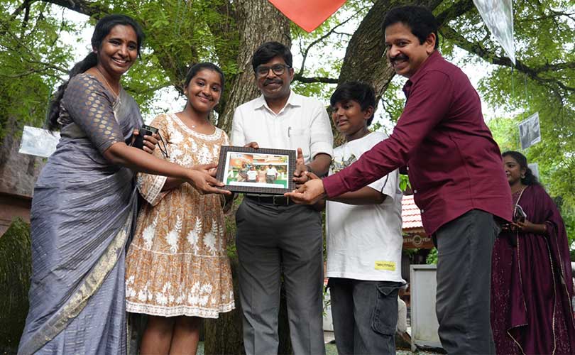 കുടുംബചിത്രങ്ങളുടെ സ്‌നേഹമരം തീര്‍ത്ത് ഡിഫറന്റ് ആര്‍ട് സെന്ററിലെ കുട്ടികൾ