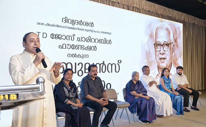 തൃശൂര്‍ ദിവ്യദര്‍ശന് ആംബുലന്‍സ് നല്‍കി ടി.ടി ദേവസ്സി ജ്വല്ലറി