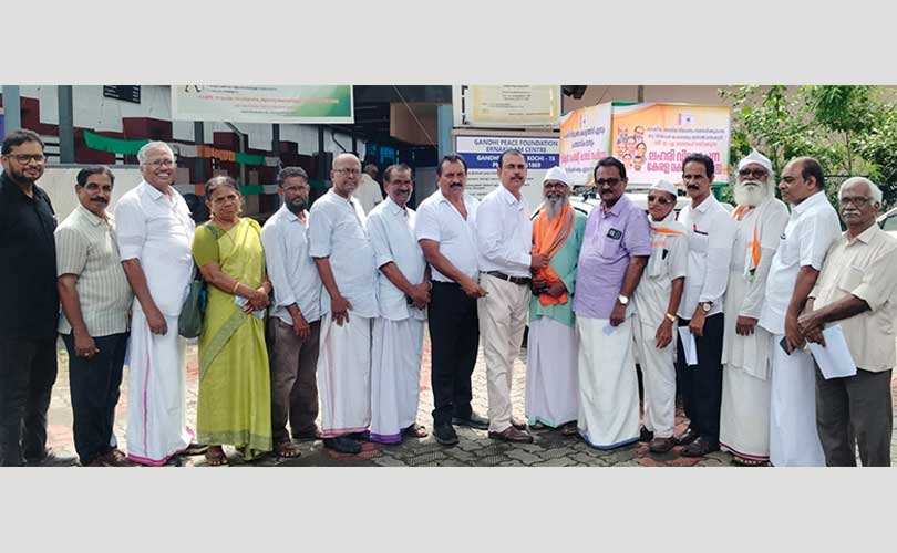 ലഹരി വിമോചന കേരള രക്ഷാ പദയാത്രക്ക് കൊച്ചിയിൽ സ്വീകരണം നല്കി.മദ്യനിരോധനത്തിൻ്റെ ആദ്യ ഘട്ടമായി ലിക്കർ പെർമിറ്റ് കാർഡ് ഏർപ്പെടുത്തണം