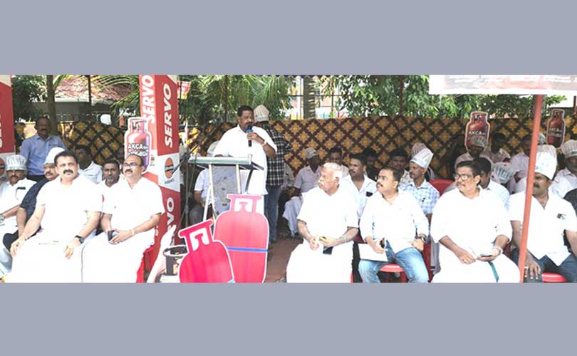 ഇന്ത്യന്‍ ഓയില്‍ കോര്‍പ്പറേഷന്‍ സോണല്‍ ഓഫീസ് ഉപരോധിച്ചു