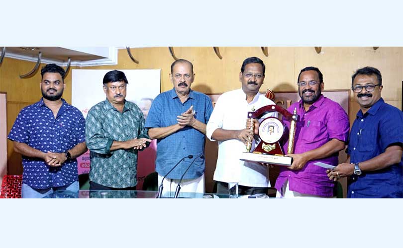 എൻ വി പൈലി സ്മാരക മാധ്യമ പുരസ്‌കാരം സമ്മാനിച്ചു