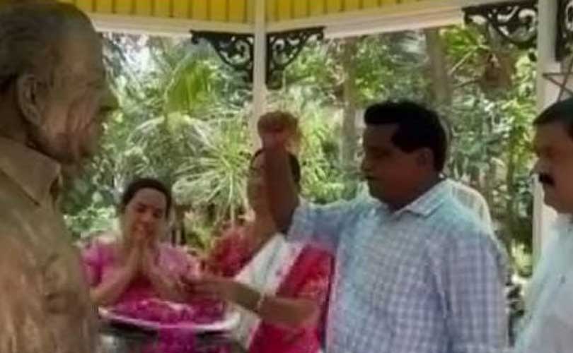 തളിപ്പറമ്പില്‍ വന്‍ വിജയം നേടിയതിന് പിന്നാലെ സിപിഐഎം വിമതന്‍ ടി.കെ. ഗോവിന്ദൻ കോടിയേരി ബാലകൃഷ്ണന്റെ വീട് സന്ദര്‍ശിച്ചു . 