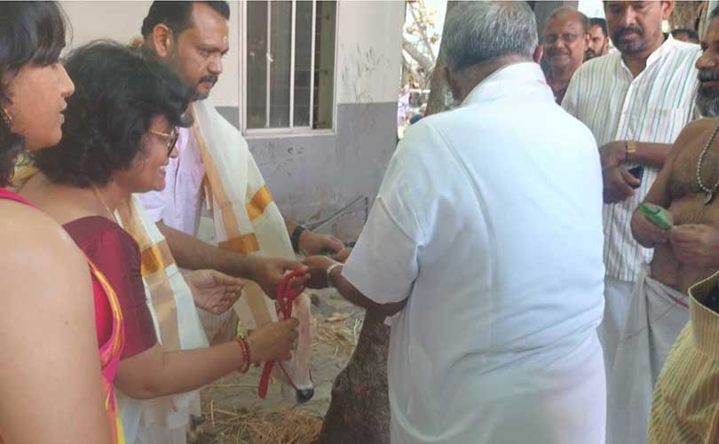 പാവക്കുളത്ത് ഗോദാനം നടത്തി ദമ്പതികള്‍