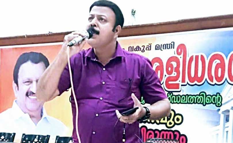 മന്ത്രി കെ മുരളീധരൻ്റെ സ്നേഹാദര ചടങ്ങിൽ പാട്ടുപാടി താരമായി പട്ടം സനിത്ത്.