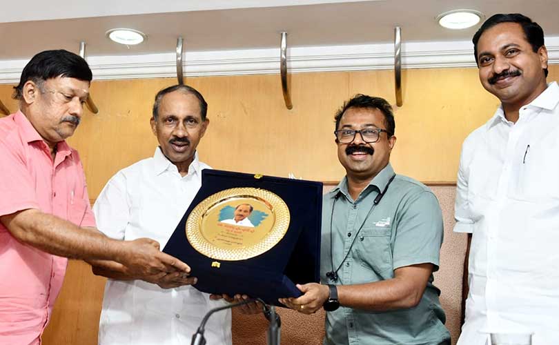 കെ ബാബു എം എൽ എ യ്ക്ക് പ്രസ്‌ക്ലബിന്‍റെ ആദരം 