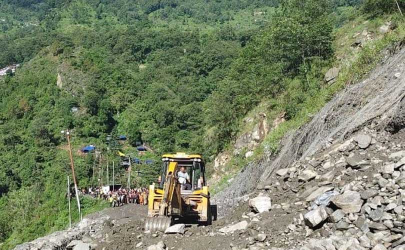 കനത്ത മഴയിൽ ഉത്തരാഖണ്ഡിലെ ബദരിനാഥ് ദേശീയപാതയിൽ മണ്ണിടിഞ്ഞ് വീണതിനെ തുടർന്ന് കേദാർനാഥിലേക്കുള്ള തീർഥാടകർ വഴിയിൽ കുടുങ്ങി.