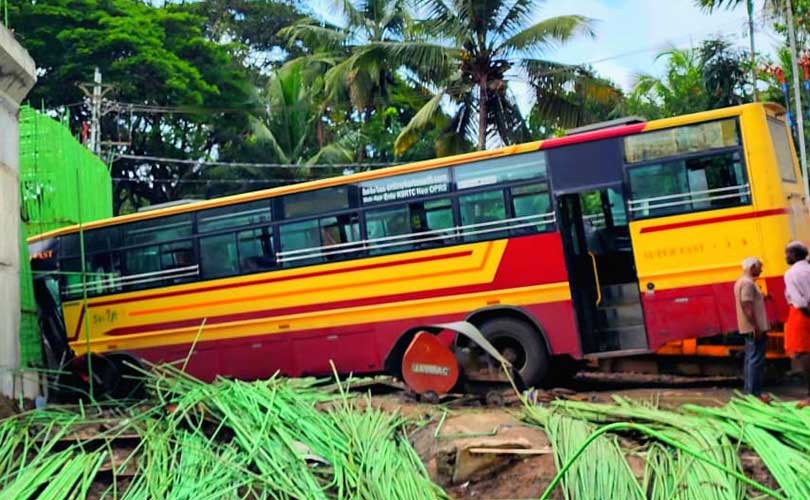 കെ എസ് ആർ ടി സി സ്വിഫ്റ്റ് ബസ് അടിപ്പാതയിലേക്ക് ഇടിച്ചു കയറി അപകടം 28 പേർക്ക് പരിക്ക്