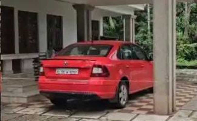 മലപ്പുറത്ത് വീട്ടുമുറ്റത്ത് നിര്‍ത്തിയിട്ട കാറില്‍ യുവാവ് മരിച്ച നിലയില്‍.