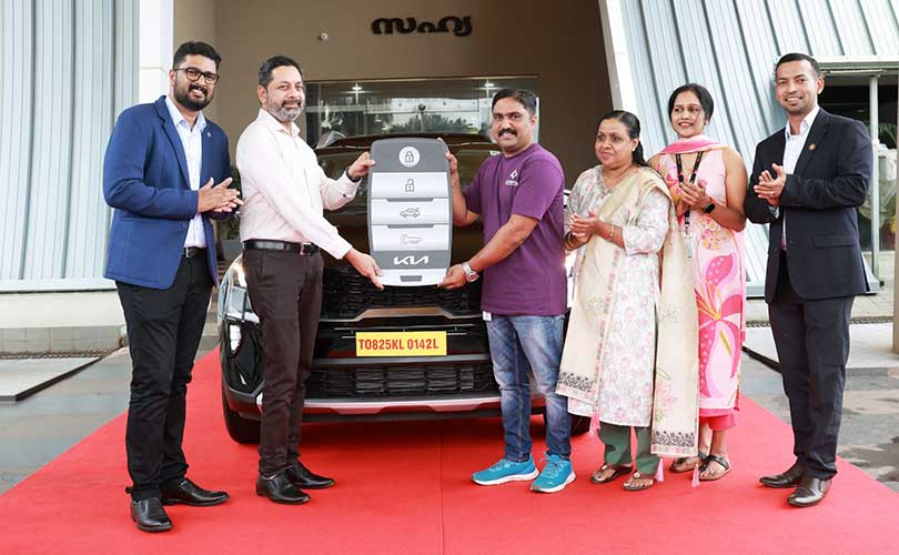 ജീവനക്കാരന് ആഡംബരക്കാര്‍ സമ്മാനിച്ച് ഗവ. സൈബര്‍പാര്‍ക്കിലെ കമ്പനി