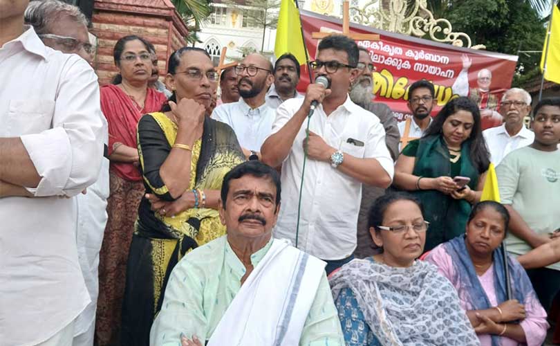 വിശ്വാസികൾ അരമനയ്ക്കു  മുമ്പിൽ  പ്രതിഷേധ ധർണ്ണ നടത്തി