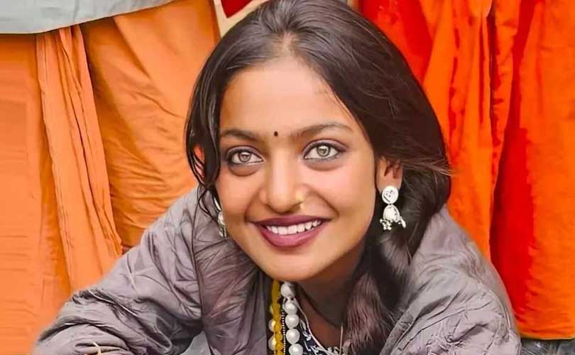 ആകർഷണീയമായ ചാരക്കണ്ണുകളും സുന്ദരമായ ചിരിയുമായി മഹാകുംഭമേളയില്‍ മാലവില്‍പ്പനക്കാരിയായി എത്തി വൈറലായി മാറിയ മൊണാലിസ ബോണ്‍സ്‌ലെ നായികയായി മലയാളത്തില്‍.
