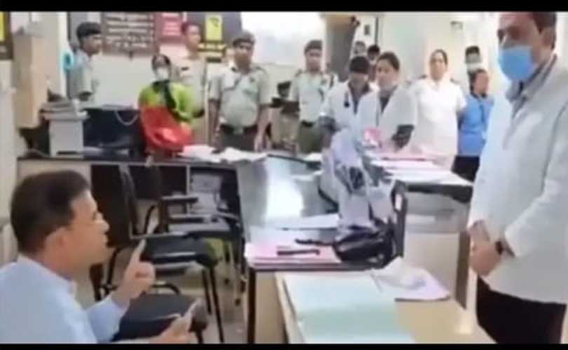 ഗോവ മെഡിക്കല്‍ കോളജിലെ ചീഫ് മെഡിക്കല്‍ ഓഫീസറെ പരസ്യമായി ശകാരിച്ച സംഭവത്തില്‍ ആരോഗ്യമന്ത്രി മാപ്പ് ചോദിച്ചു.