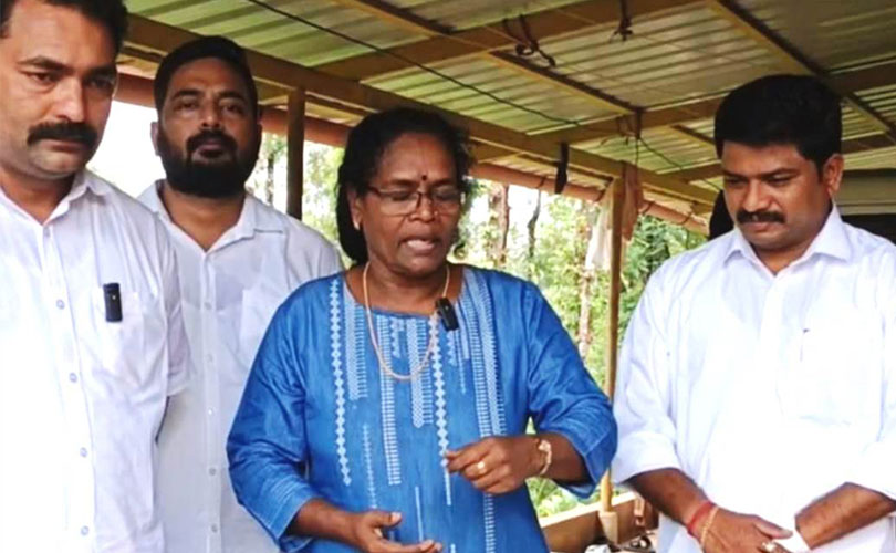 ഫുട്‌ബോള്‍ ഫ്‌ളെക്‌സിന് പകരം പഠനോപകരണ വിതരണവുമായി  ചിറക് കൂട്ടായ്മ