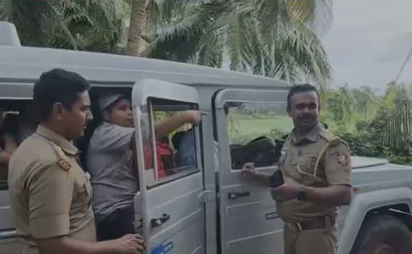 മദ്യപിച്ച് സ്കൂൾവാഹനം ഓടിച്ച ഡ്രൈവറെ മോട്ടോർ വാഹന വകുപ്പ് ഉദ്യോഗസ്ഥർ പിടികൂടി.