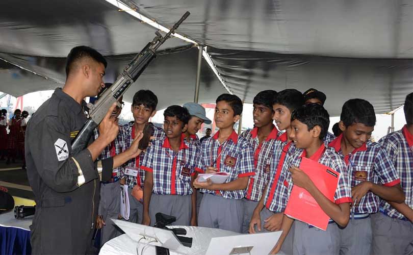 നാവിക സേനാ ആസ്ഥാനത്ത് കാഴ്ചകൾ കണ്ട് കുട്ടികൾ