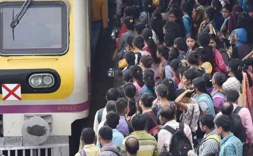 മുംബൈയില്‍ മുംബൈ ഛത്രപതി ശിവാജി മഹാരാജ് ടെർമിനസ് (സിഎസ്‌എംടി) ഫാസ്റ്റ് ലോക്കല്‍ ട്രെയിനില്‍ നിന്ന് ട്രാക്കിലേക്ക് വീണ് ആറുപേർ മരിച്ചതായി റിപ്പോർട്ട്.