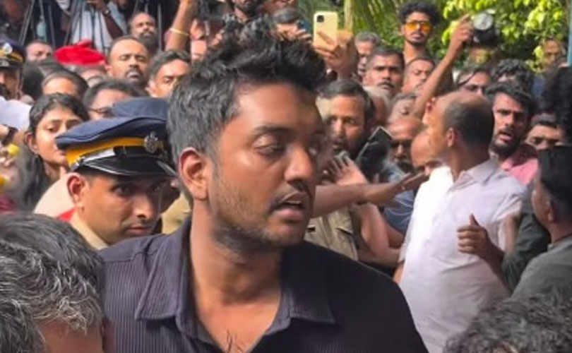മറ്റുള്ളവരുടെ ജീവിതത്തില്‍ അനുവാദമില്ലാതെ ക്യാമറയുമായി കടന്നുചെന്നാലുണ്ടാകുന്ന നിയമവശങ്ങളെക്കുറിച്ച്‌ കേരള പൊലീസ് 

