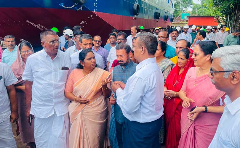 കൊച്ചി നഗരസഭയുടെ മൂന്നാമത്തെ  റോ - റോ   നീറ്റിലിറക്കി 