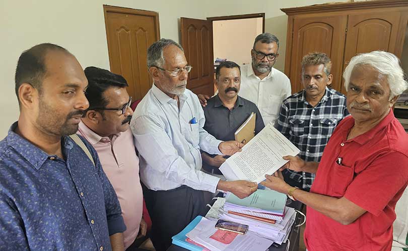 മുനമ്പം ഭൂമി വഖഫ് ആണെന്നുള്ളതിന്റെ വിവിധ രേഖകൾ വഖഫ് സംരക്ഷണ സമിതി അംഗങ്ങൾ കമ്മീഷൻ മുൻപാകെ സമർപ്പിച്ചു . 