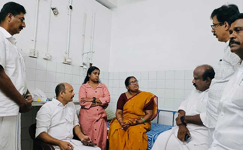 വനിതാ കൗൺസിലറെ  കോൺഗ്രസ് നേതാക്കൾ സന്ദർശിച്ചു